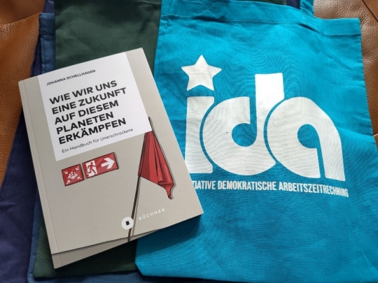 Ein Buch von Johannna Schellhagen und eine IDA Tasche.
